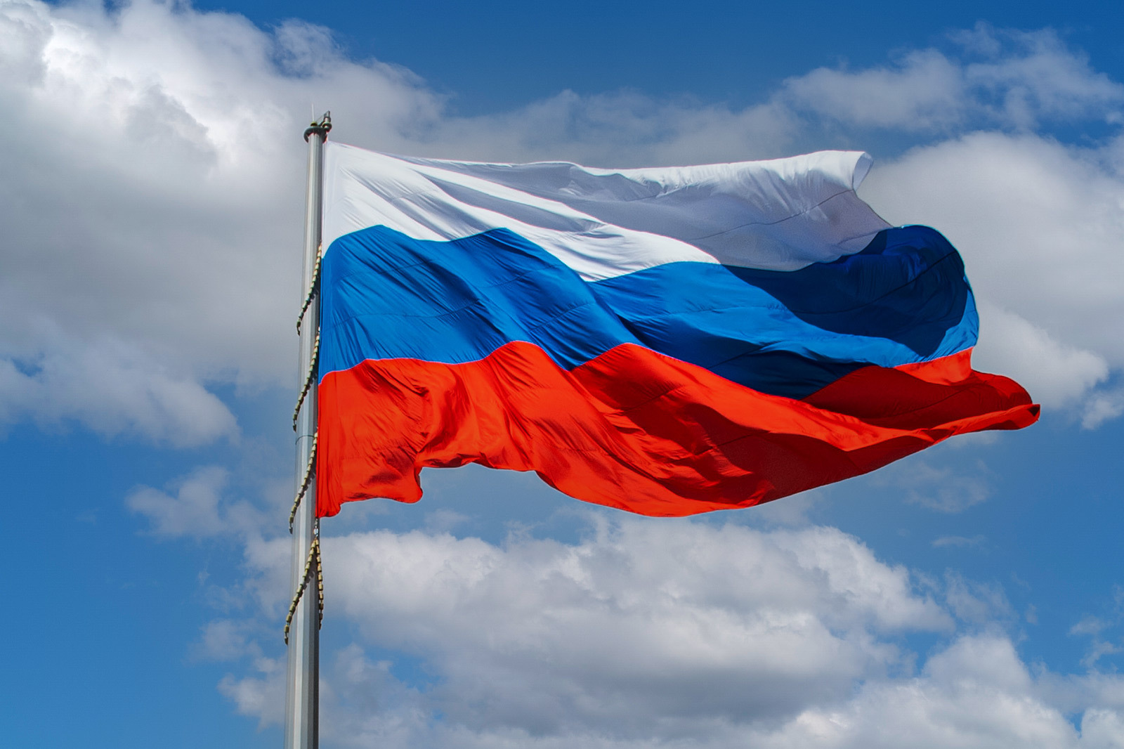 Финансовый университет поздравляет с Днём Государственного флага РФ!