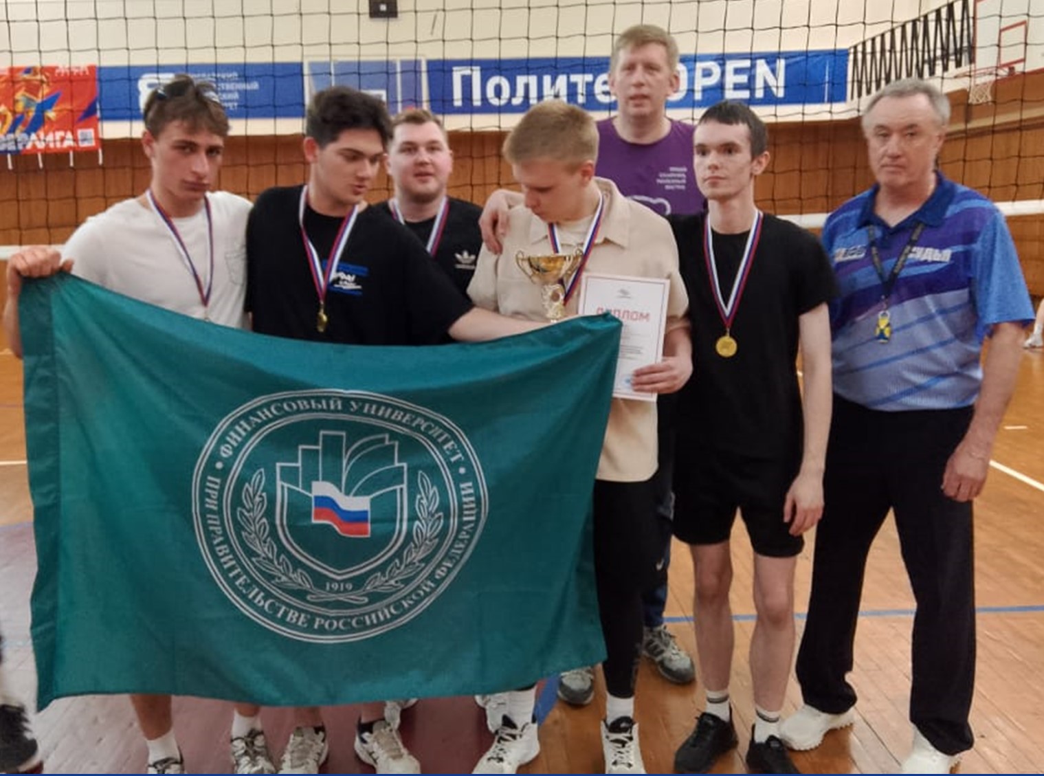 Двойной вклад в копилку достижений: волейбольные команды Финуниверситета завоевали золото и серебро Универсиады-2025