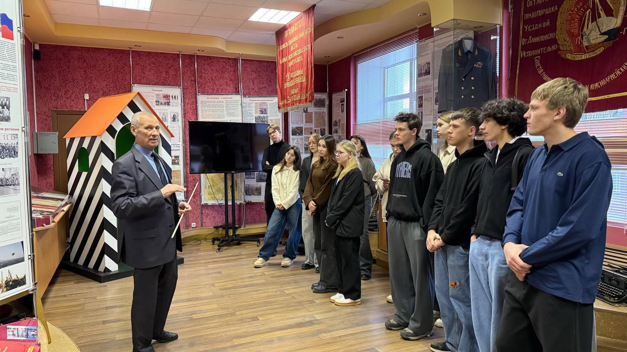 Погружение в историю УМВД: первокурсники Финуниверситета (кампус г. Ярославль) изучили работу милиции на уникальной экскурсии